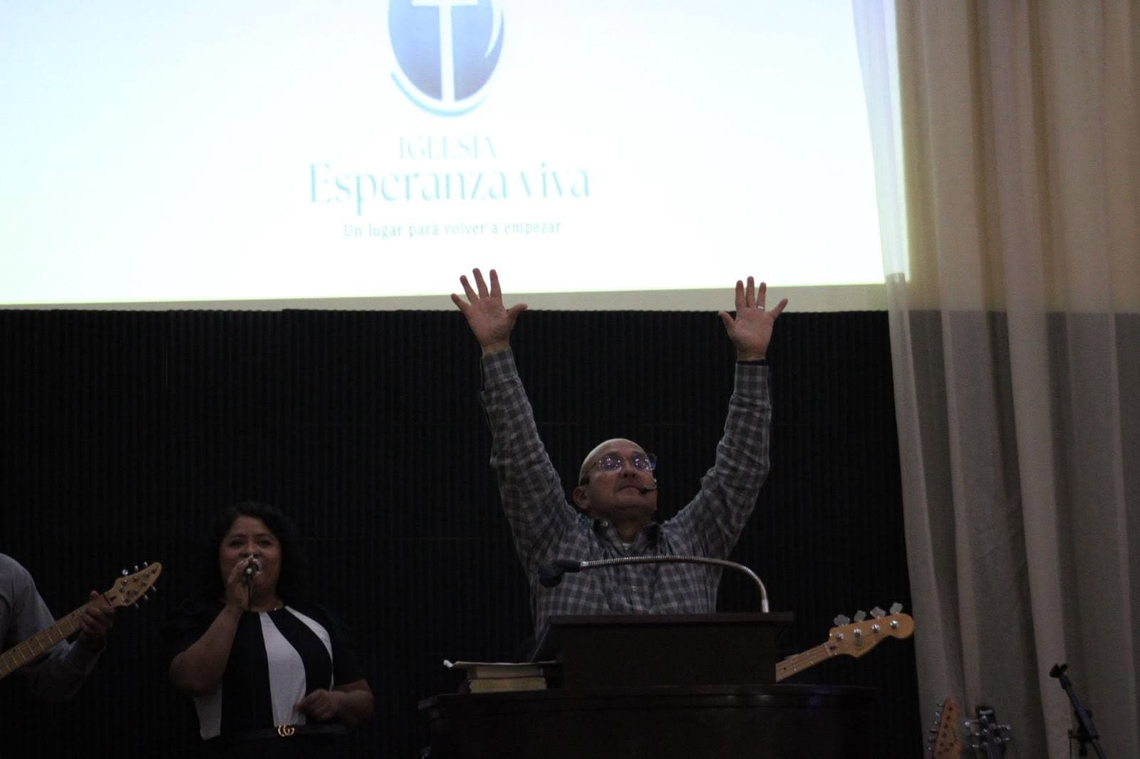 Pastor adorando frente a la congregación