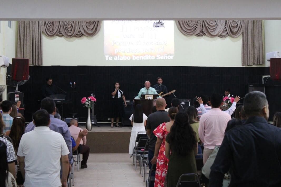 Congregación adorando a Dios en Esperanza Viva